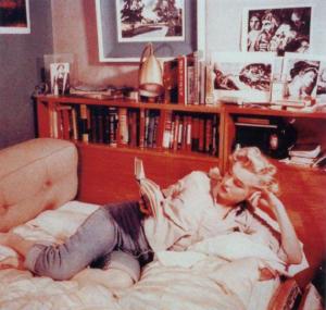 marilyn-monroe-reading-by-john-florea-1952
