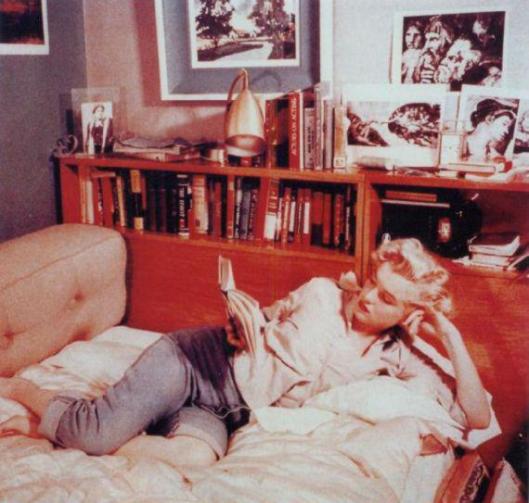 marilyn-monroe-reading-by-john-florea-1952