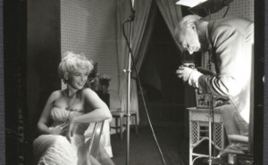 beaton_photographing_monroe_by_ed_pfizenmaier