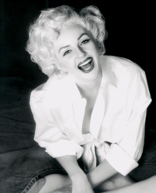 Holly-Beavon-Marilyn-Monroe-Seated-Laughing-sm